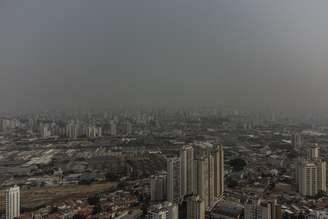 Tempo seco e camada de poluição que encobre o céu na cidade de São Paulo na manhã segunda-feira, 9 de setembro de 2024.