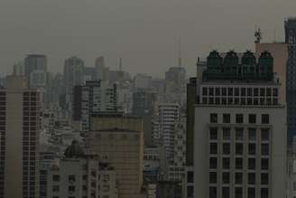 Vista do céu de São Paulo poluído por fumaça de incêndios florestais.