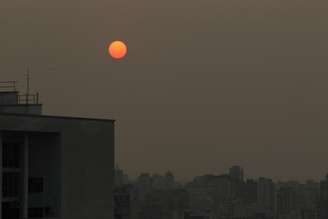 Vista do céu de São Paulo poluído por fumaça de incêndios florestais