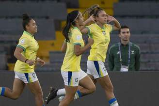 Priscila celebra o primeiro gol do Brasil sobre Camarões –