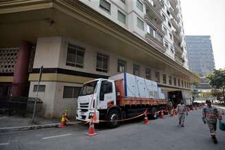 Ruas do centro de São Paulo estão sem energia elétrica desde a noite dessa quinta-feira, 12. Equipes trabalham no local