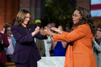 Kamala Harris falou sobre um assunto em um evento com Oprah (dir.)