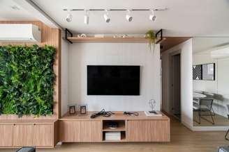 Os corredores também podem ser transformados em ambientes cativantes e funcionais Projeto: Natalia Salla |