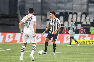 Botafogo e Fluminense jogando pelo Brasileirão. 