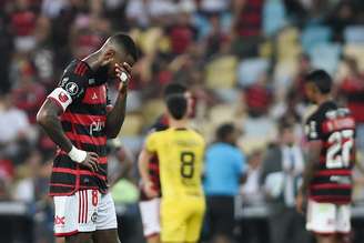 Gerson, do Flamengo, se lamenta após a derrota por 1 a 0 para o Peñarol, do Uruguai, na partida de ida das quartas de final da Libertadores.