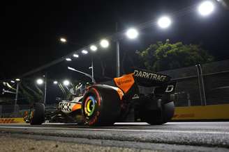 Lando Norris e a McLaren MCL38 em Marina Bay. Dona FIA pediu que a asa traseira fosse revista