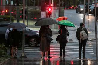 Movimento na cidade de São Paulo durante dia de chuva