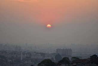 Pôr do sol em meio ao céu poluído de São Paulo,  reflexo do tempo seco e das queimadas que acontecem em todo o Brasil