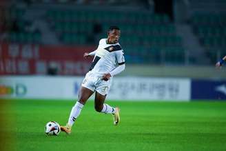 Felipe Fonseca defende o Gyeongnam, da Coreia do Sul 