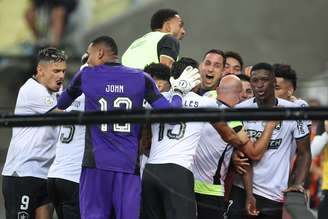 Time do Botafogo comemorando a vitória contra o Fluminense. 