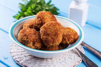 Bolinho de frango com requeijão 