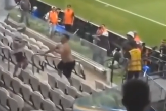 Em nota, Fortaleza lamenta cenas de violência após torcedor do Corinthians invadir a torcida visitante na Neo Química Arena 