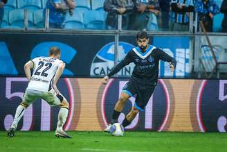 Diego Costa tenta superar marcação durante partida entre Grêmio e Criciúma –