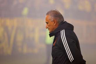 Tite na beira do campo da partida entre Flamengo e Peñarol 