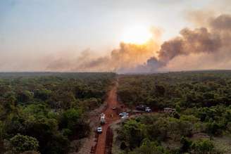 A Defesa Civil estadual mobiliza efetivo para combater um incêndio que devasta a Estação Ecológica Jataí, no interior paulista.