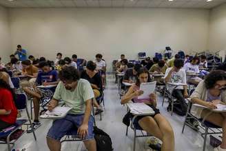 Estudantes realizando a prova da segunda fase do vestibular da Fuvest em edição anterior.