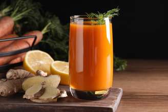 Suco de laranja com cenoura e gengibre