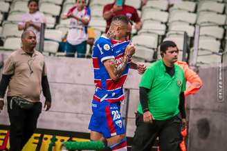 Breno Lopes celebra seu gol diante do Vitória. 