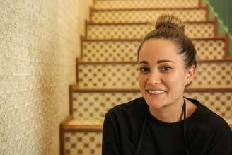 Chef Giovanna Grossi na escada que leva à sala de estar no novo bar A Casa da Esquina, no Baixo Pinheiros.