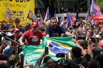 Lula e Boulos durante caminhada na Av. Paulista