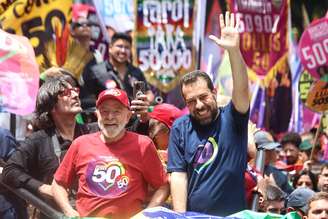 Lula durante caminhada na Avenida Paulista ao lado de Boulos neste sábado, 5