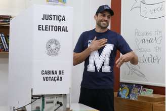 Marçal chegou à escola 5 minutos antes do fechamento das urnas, que encerrou às 17h. O candidato apareceu descalço e vestindo uma camisa com estampa da letra inicial do seu sobrenome