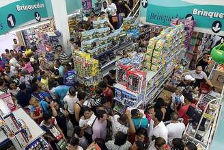 Além da procura por brinquedos (na foto, loja da rua 25 de Março em São Paulo), segmentos como o de farmácias e perfumarias têm previsão de salto nas vendas