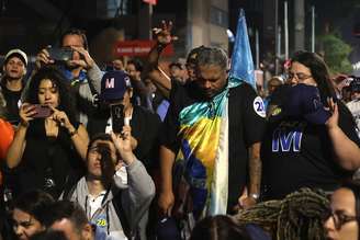 SÃO PAULO, SP, 06.10.2024: ELEIÇÕES-APOIADORES-MARÇAL - Apoiadores de Pablo Marçal (PRTB), rezam e choram depois do resultado das eleições, nesta noite de domingo, 06 de outubro de 2024. (