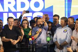 Ricardo Nunes comemora ida ao 2º turno em SP ao lado de Tarcísio e filho de Bruno Covas