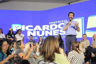 Ricardo Nunes, candidato à reeleição para a Prefeitura de São Paulo pelo MDB, participa de reunião com mulheres no Edifício Joelma no dia seguinte à eleição