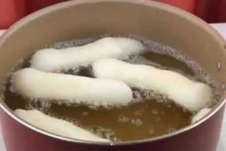 Imagem mostra biscoito de polvilho frito. 