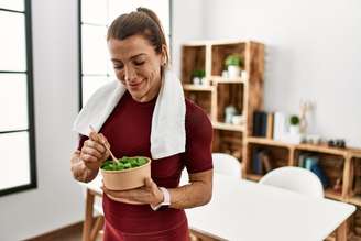 Emagrecer exige dedicação e uma dieta equilibrada ligada a uma rotina de atividades físicas