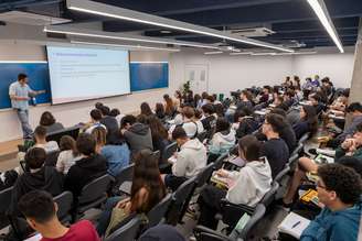 Curso Anglo: as competências socioemocionais ajudam a se preparar e na hora de fazer as provas.