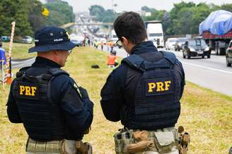 PRF faz o monitoramento de rodovia usada por romeiros com destino a Aparecida do Norte, SP