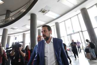 O candidato à Prefeitura de São Paulo, Guilherme Boulos (PSOL), fala com a imprensa antes de embarcar para Brasília, no Aeroporto de Congonhas, na zona sul de São Paulo, nesta quinta-feira, 10 de outubro de 2024.