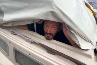Joseph Malinowski, um homem amputado que vive em um barco ancorado na baía de Tampa, nos Estados Unidos, virou assunto nas redes sociais ao ficar em barco durante furacão