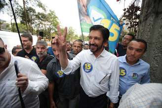 Ricardo Nunes, candidato a prefeitura de SP, faz caminhada por comércio no bairro do Jabaquara.