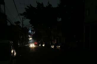 Avenida Padre Arlindo Vieira, no bairro Jabaquara, zona sul de São Paulo, às escuras após forte temporal na sexta-feira, 11.