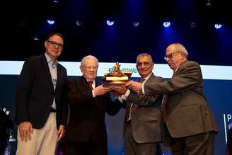 Niskier recebe o troféu do diretor de jornalismo do Grupo Estado, Eurípedes Alcântara (à esquerda), do secretário Vahan Agopyan e do presidente do conselho de Administração do CIEE, José Augusto Minarelli.