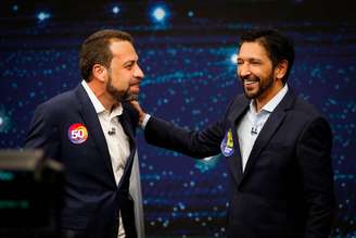 Guilherme Boulos e Ricardo Nunes caem na risada durante debate 