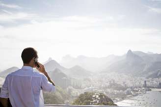 Imagem ilustrativa de um homem executivo no Rio de Janeiro