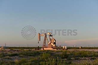 FILE PHOTO: A pump jack operates in an oil field in Midland, Texas U.S. August 22, 2018. Picture taken August 22, 2018. REUTERS/Nick Oxford/File Photo