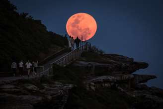 Pessoas se reuniram para observar a superlua perto de Bondi Beach, em Sydney, na Austrália (arquivo)