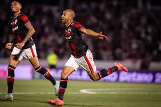 Lucas, do São Paulo, comemora gol contra o Vasco