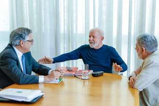 O presidente Lula durante reunião com o assessor-Chefe Celso Amorim e o ministro de Relações Institucionais, Alexandre Padilha, no Palácio da Alvorada, dois dias após a queda no banheiro. A foto foi divulgada pelo governo para mostrar que o petista está bem.