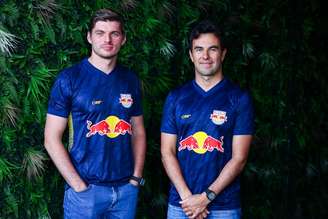 Sergio Pérez e Max Verstappen foram modelos no lançamento da nova camisa do Red Bull Bragantino.