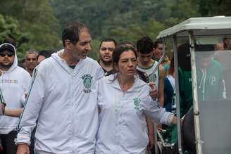 Pai, mãe e familiares de Gabriela Anelli durante o velório da torcedora palmeirense