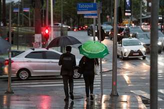 Chuva ao longo de toda a quarta-feira em São Paulo vem acompanhada de dia abafado. Previsões meteorológicas alertam para risco de alagamento e queda de árvores.