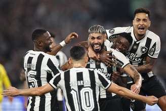 Jogadores do Botafogo comemorando o segundo gol. 