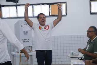 Evandro Leitão (PT) ao votar na Faculdade Farias Brito, no bairro Varjota, na capital cearense, na manhã deste domingo, 27 